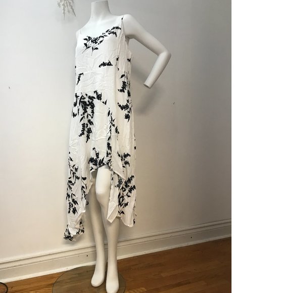NWT Le Chateau PLUS SIZE Floral Crêpe V-Neck Flowing Black White Summer Dress - Picture 7 of 9